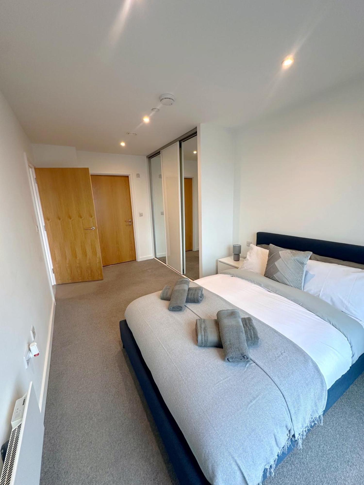 Apartment 2 Bedroom Luxury Penthouse Centre! Free Parking On Site *