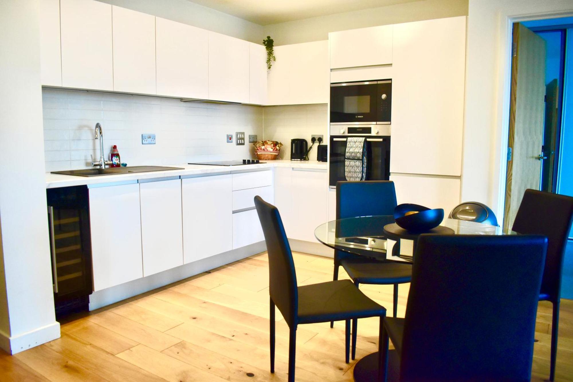 2 Bedroom Luxury Penthouse Centre! Free Parking On Site