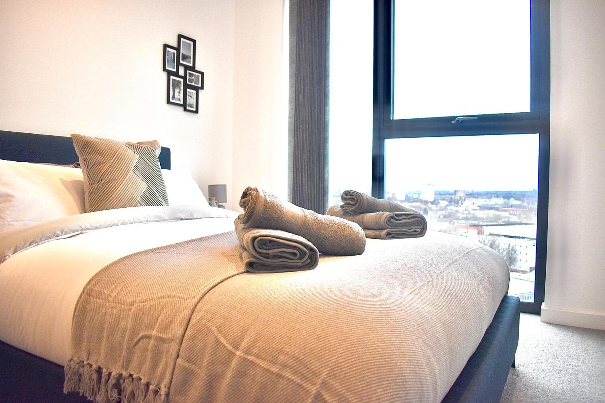 Apartment 2 Bedroom Luxury Penthouse Centre! Free Parking On Site