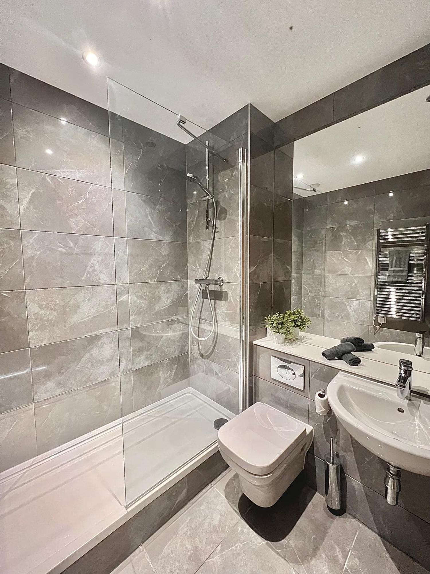 2 Bedroom Luxury Penthouse Centre! Free Parking On Site Apartment